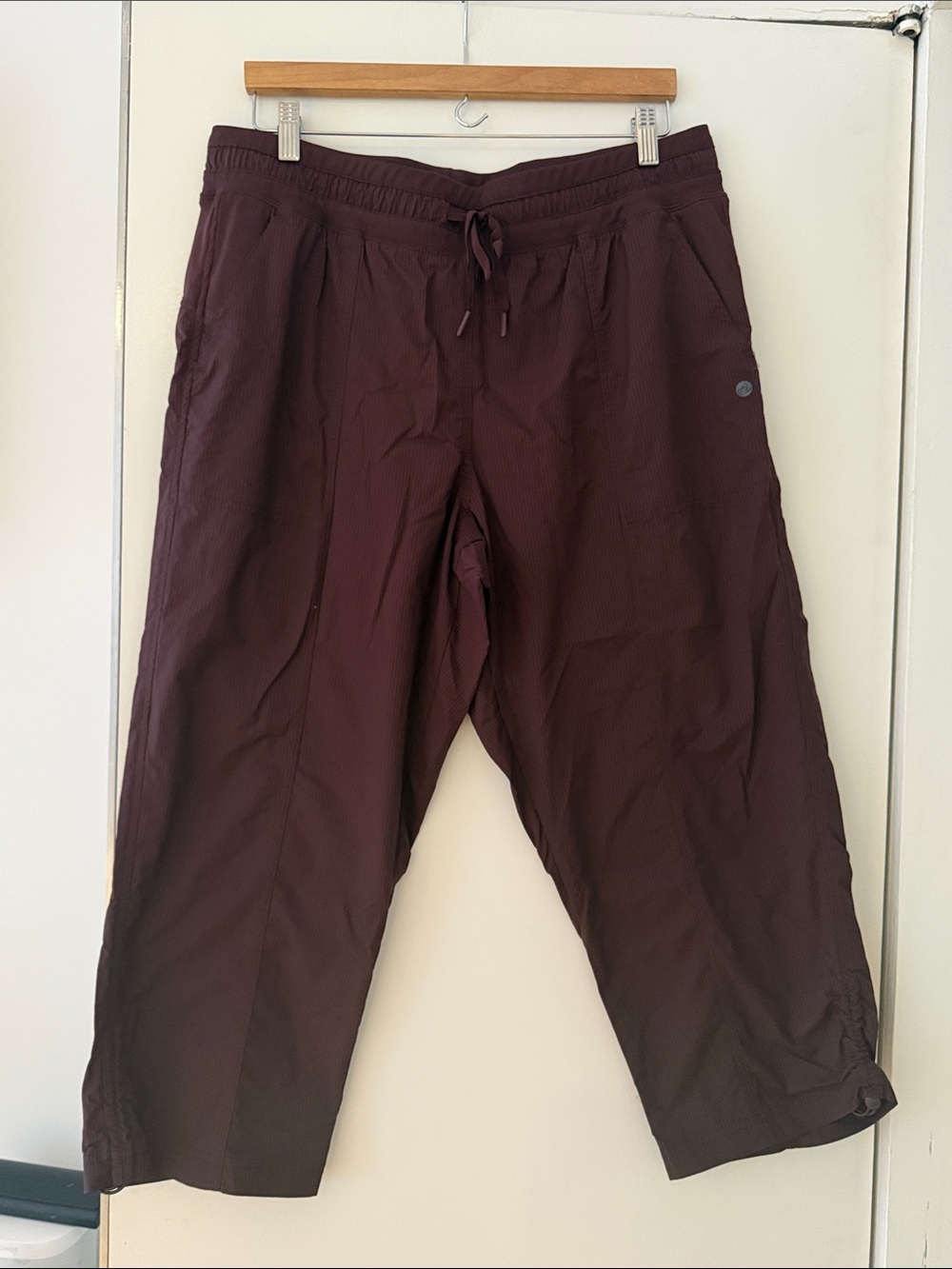Alana  women’s Lightweight Drawstring cropped pants-burgundy